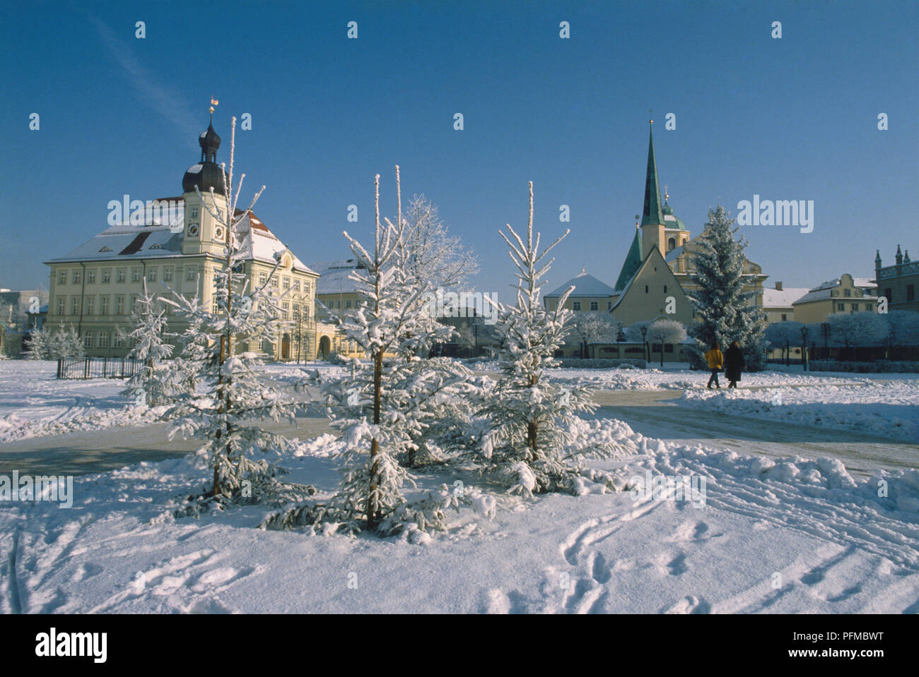In Germania, in Baviera, Altotting, vista d'inverno, con la neve che circonda la zona della pianta ottagonale complesso Gnadenkapelle Foto stock - Alamy