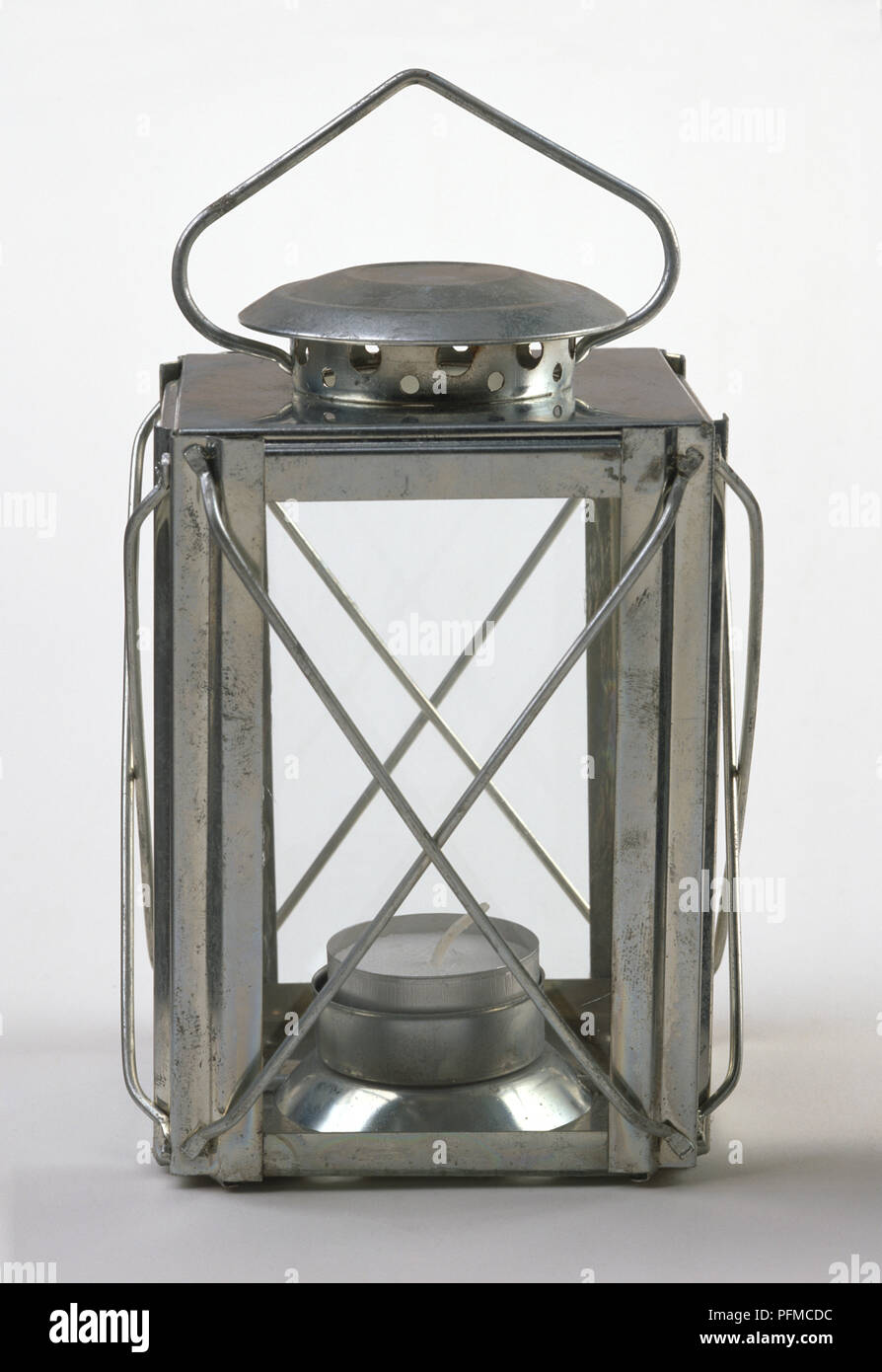 Tradizionale Lanterna di metallo, semplice telaio metallico con manico, spento tè candela luce all'interno. Foto Stock