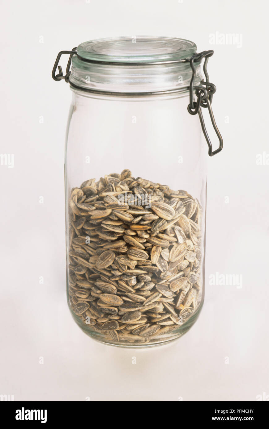 La conservazione di file jar contenente i semi di girasole Foto Stock