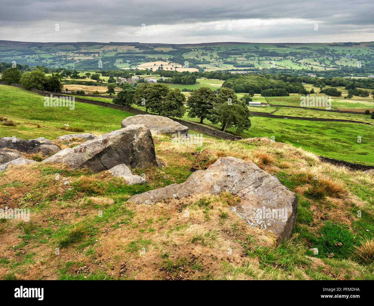 Vista su Wharfedale vicino posto sulla rupe di Burley Moor West Yorkshire Inghilterra Foto Stock