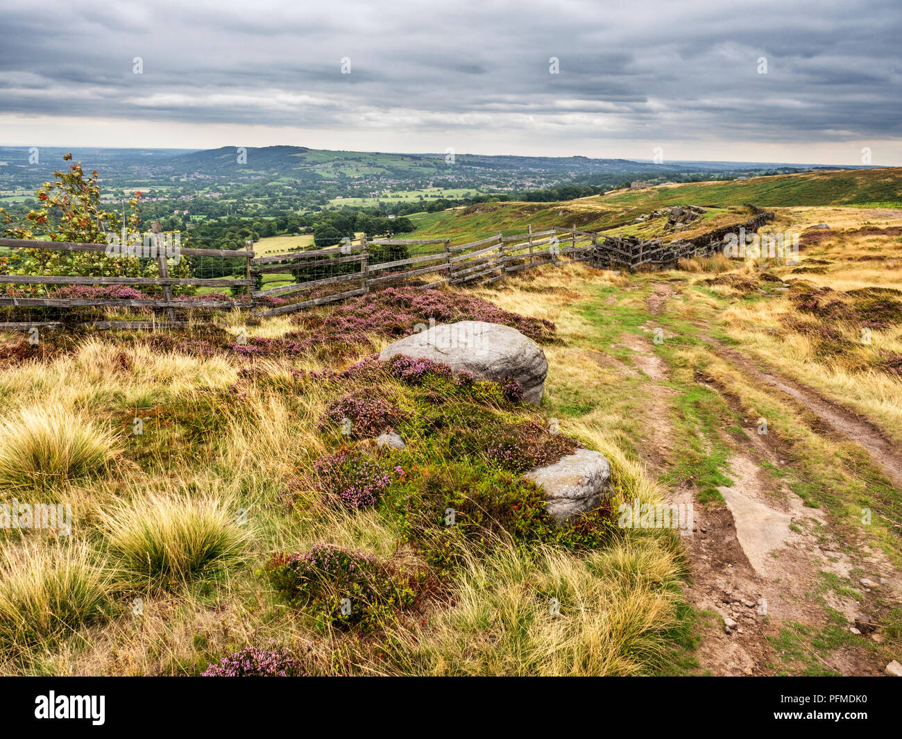 Vista su Wharfedale vicino posto sulla rupe di Burley Moor West Yorkshire Inghilterra Foto Stock