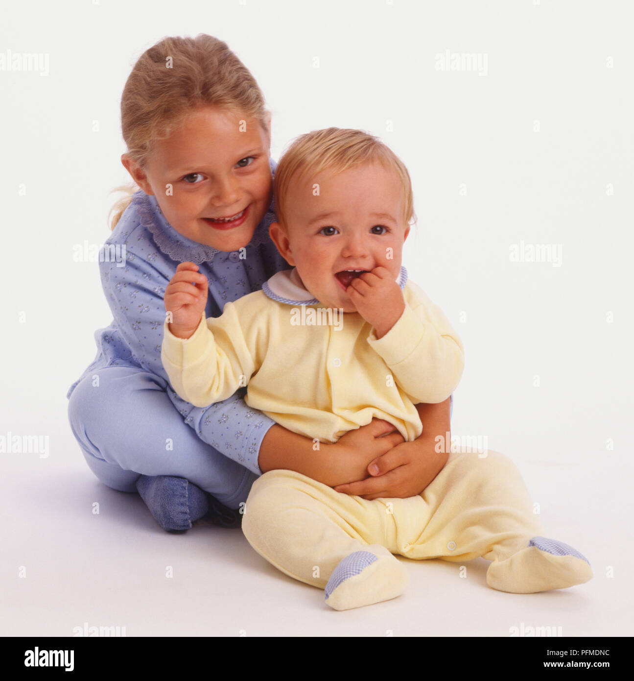 Ragazza bionda holding baby boy Foto Stock
