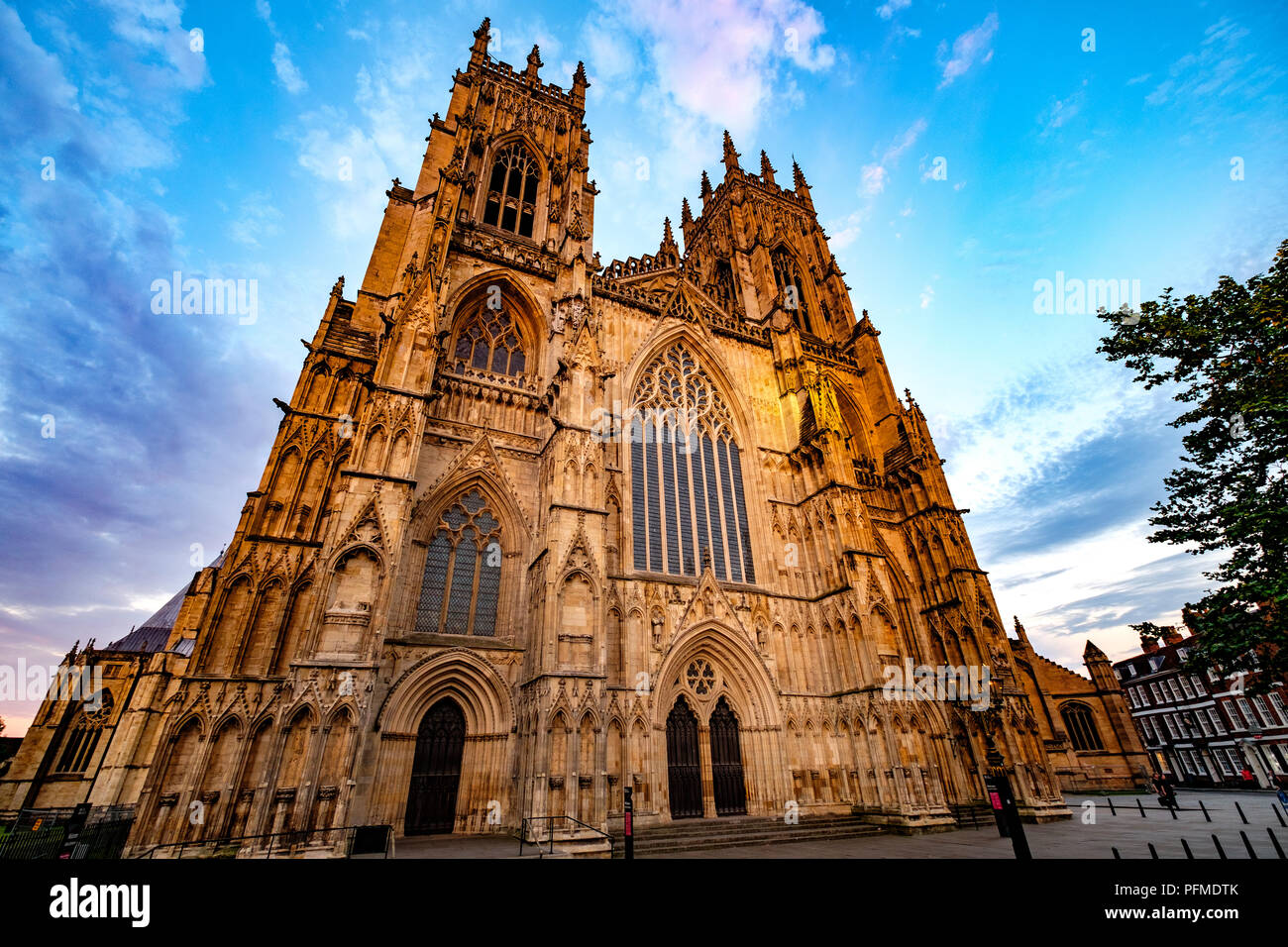 Il fronte ovest di York Minster Foto Stock