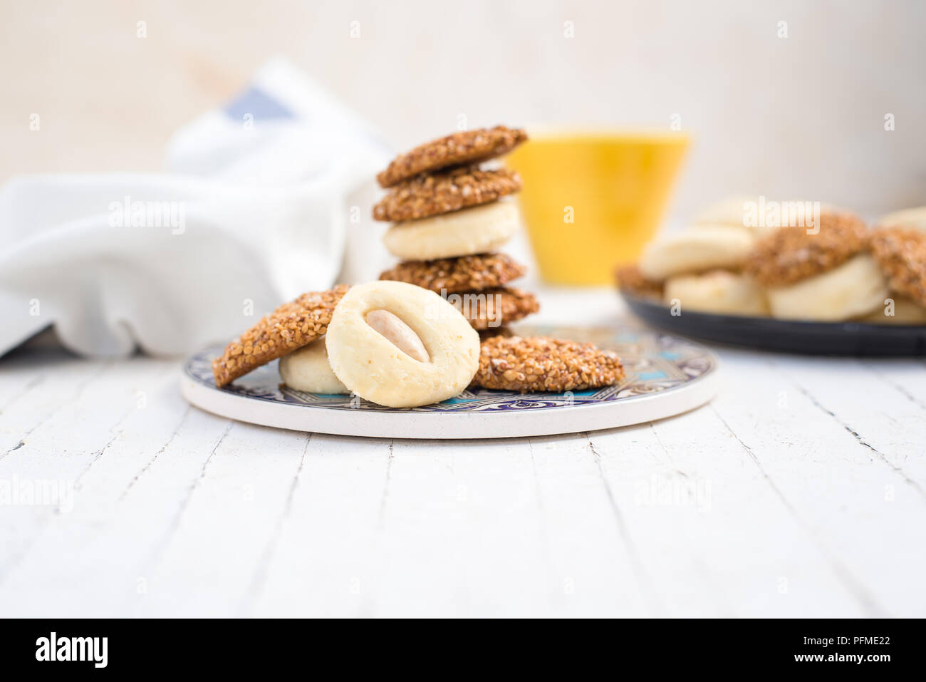 Piccoli morsi di dolci arabi (ghraybeh e baraze') Foto Stock