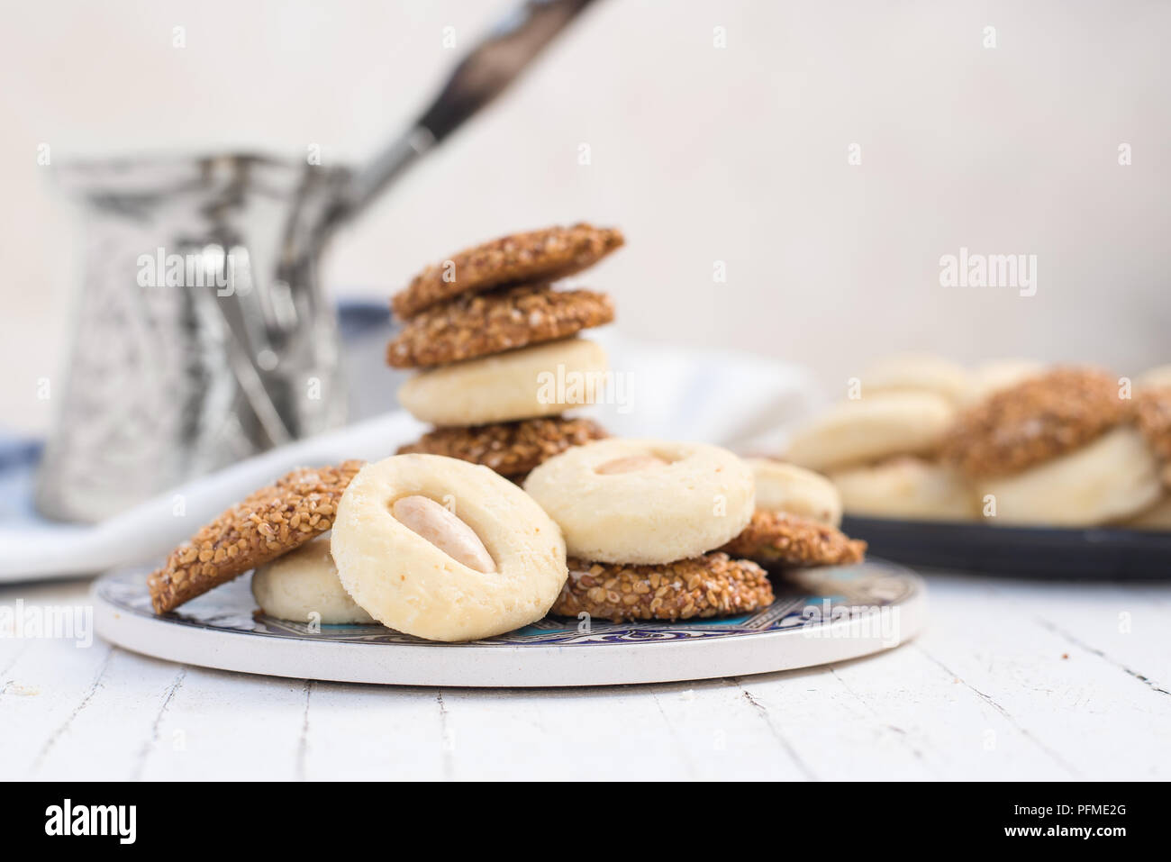 Piccoli morsi di dolci arabi (ghraybeh e baraze') Foto Stock