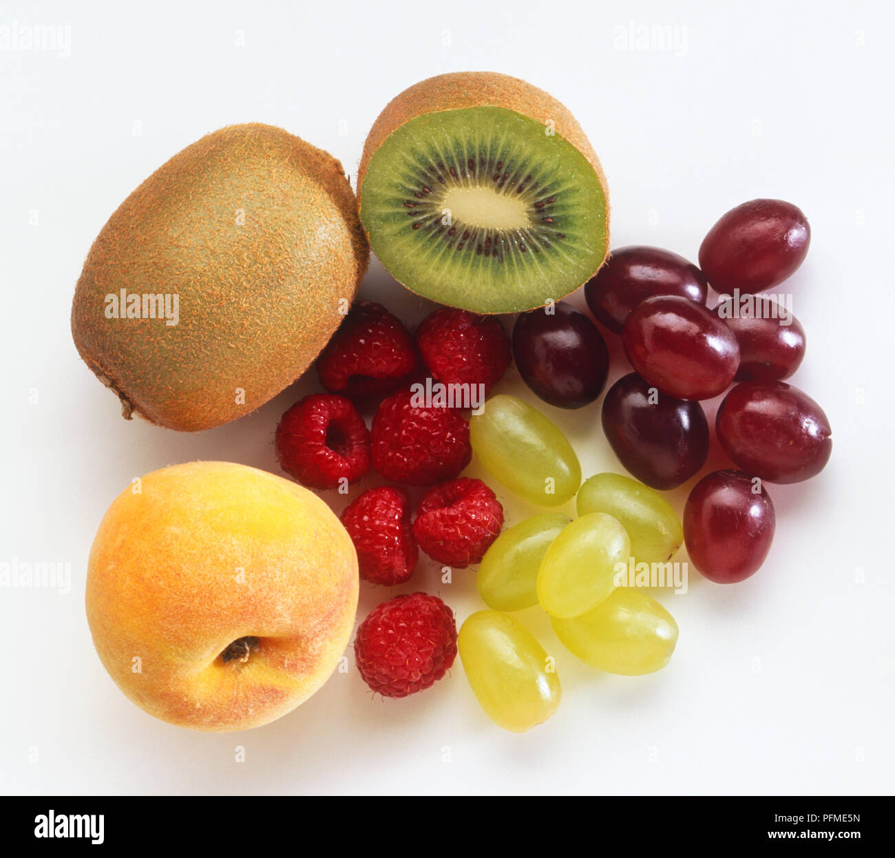 Il Kiwi, lamponi, pesche e uva Foto Stock