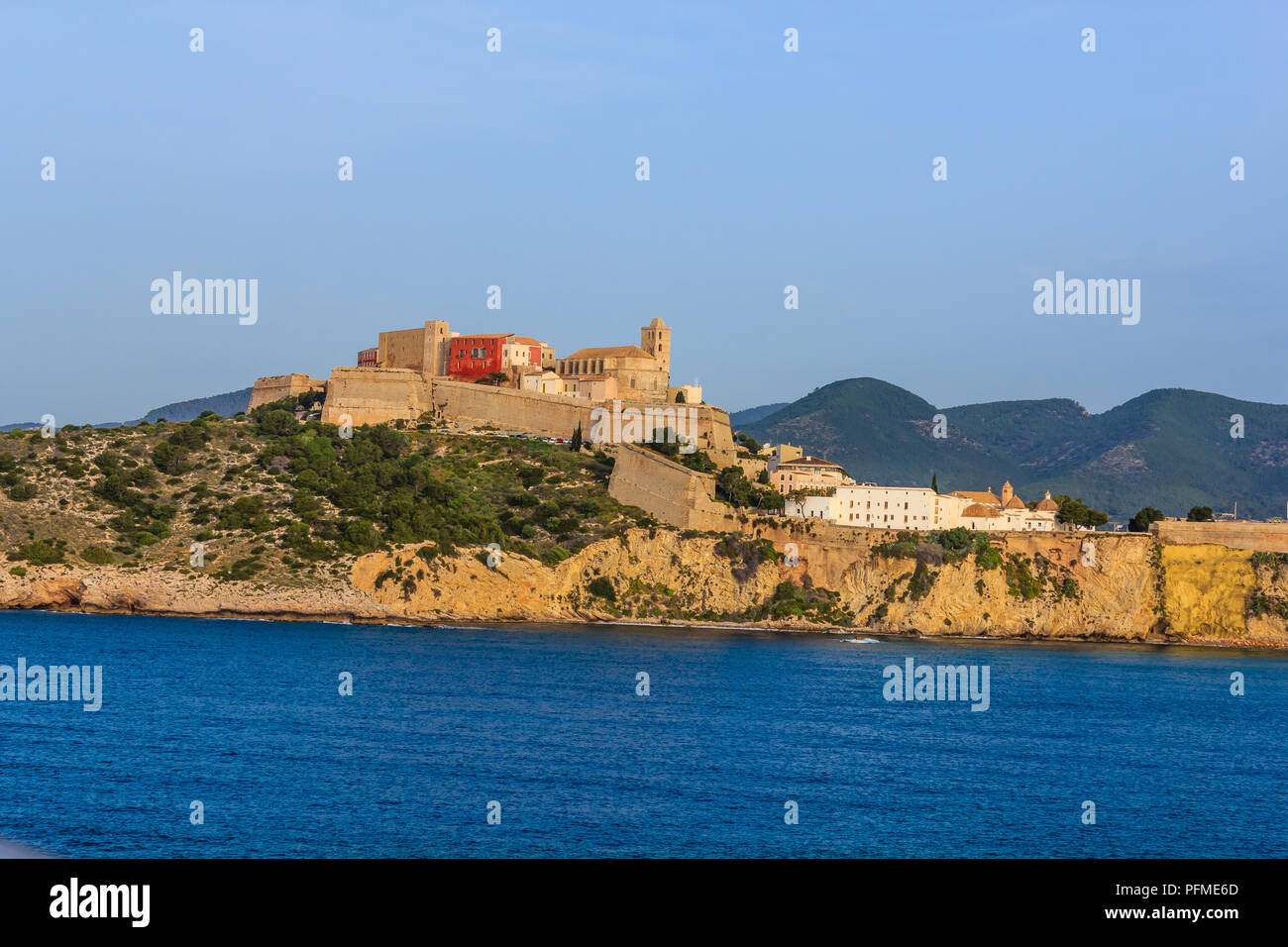 Il baluardo di Santa Lucia è una cinta fortificata involucro che circonda la città medievale di Ibiza dichiarata monumento nazionale Foto Stock