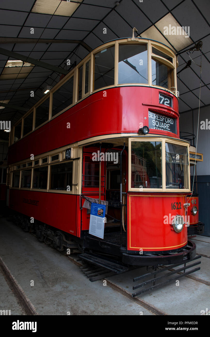 Presenta sono memorizzati in tram, capannoni e alcuni attendono il loro turno per utilizzare entro Crich tramvia Village, Derbyshire come questo Londra Trasporti Tram Foto Stock