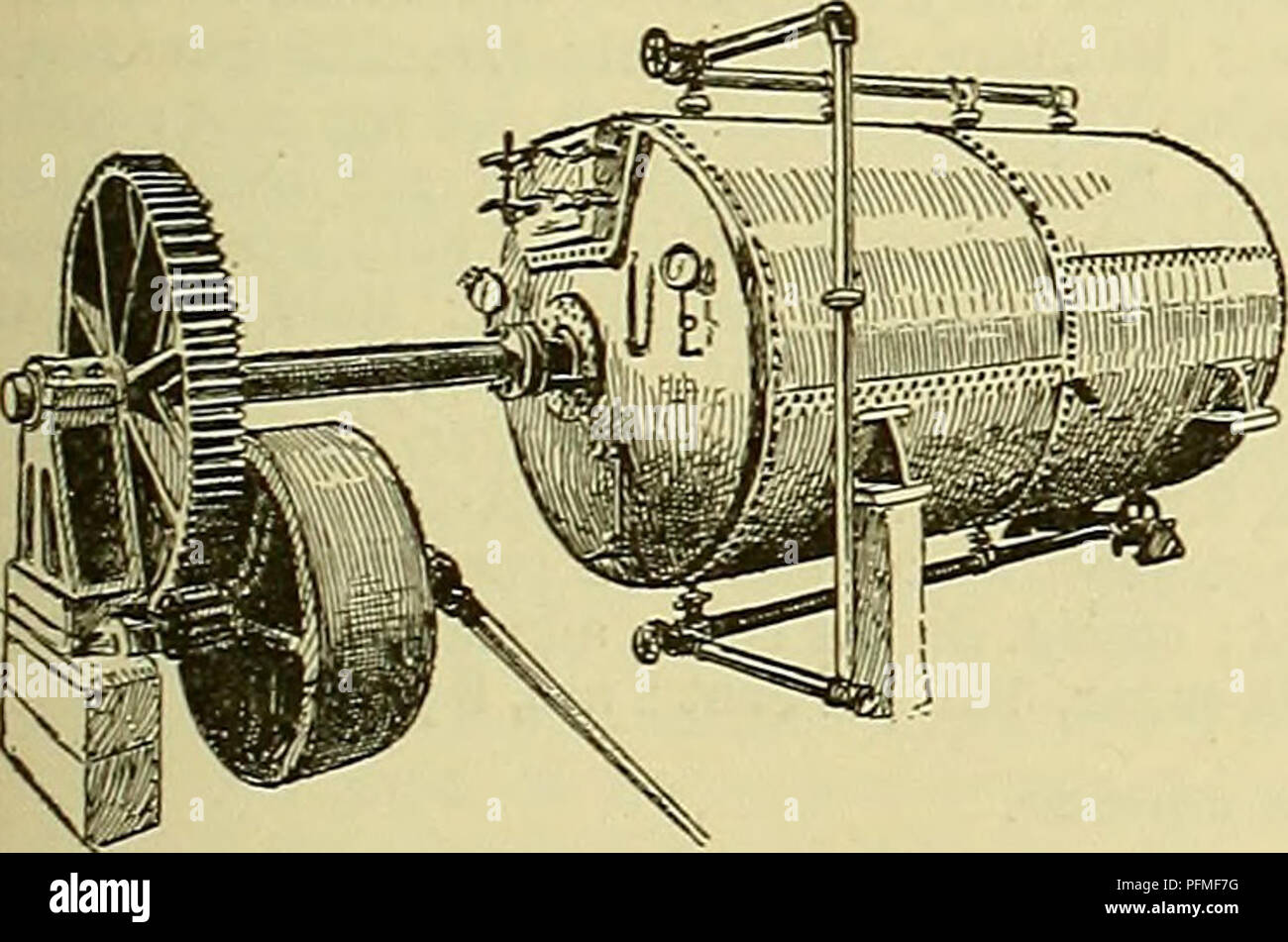 . Dell'enciclopedia degli animali della fattoria. Animali domestici; di prodotti di origine animale. La fabbricazione del latte condensato 193 in diverse fabbriche da 228° Fahr. a 236° Fahr., e il tempo di esposizione da cinque a quindici minuti. Questa sterilizzazione ha un triplice scopo, vale a dire a distruggere tutti i germi della vita, per dare il contenuto delle lattine di una consistenza cremosa e colore in modo da cambiare la condizione fisica del latte condensato come pre- sfiatare la separazione del grasso nel trasporto e nella conservazione. Quando i recipienti sono presi dallo sterilizzatore il latte condensato ha la consistenza di gelatina o cus- tard. In questa conditio Foto Stock