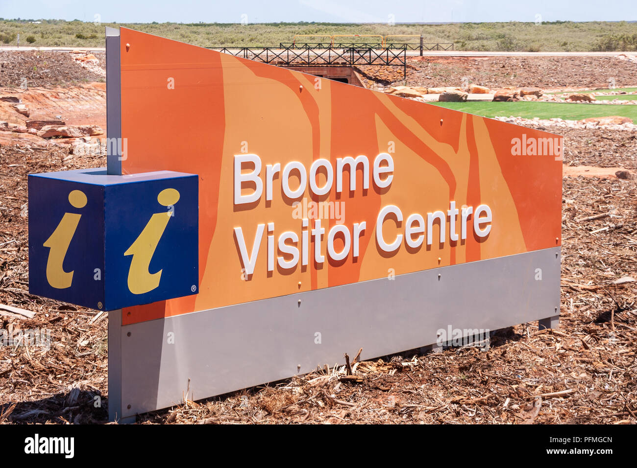 Broome WA, Australia - 29 Novembre 2009: free-standing segno arancione di Broome Visitor Centre in caratteri bianchi. Blue giallo simbolo di informazione. Impostare Foto Stock