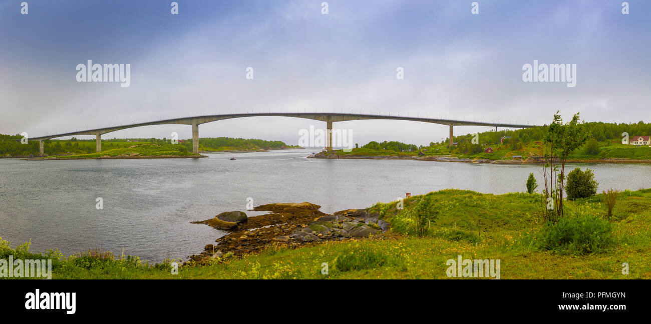 Panorama del ponte Saltstraumen in Norvegia nel giorno rainny, Norvegia Foto Stock