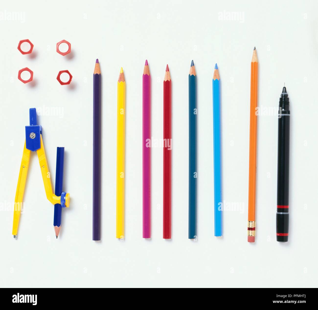 Penne, matite, bussola, puntine da disegno Foto Stock