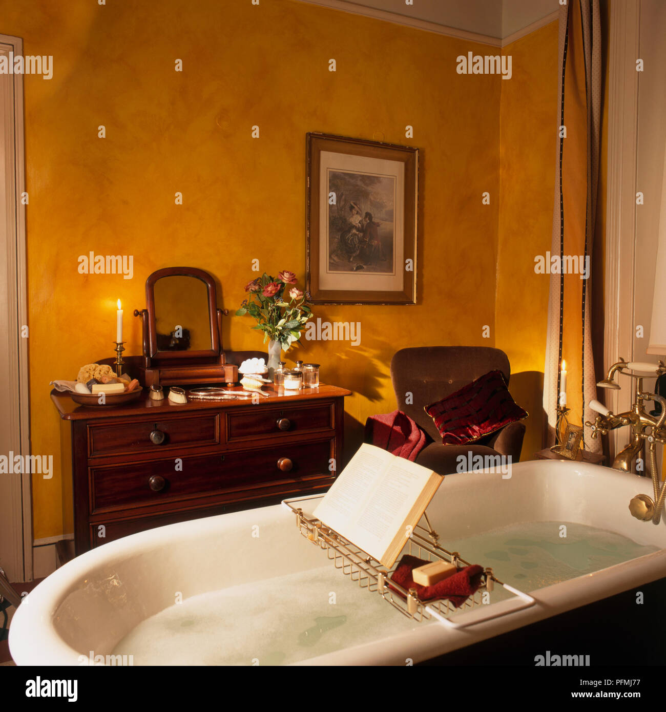 Bagno con arredamento di antiquariato e stand-alone di vasca da bagno,  vassoio in possesso di un libro Foto stock - Alamy