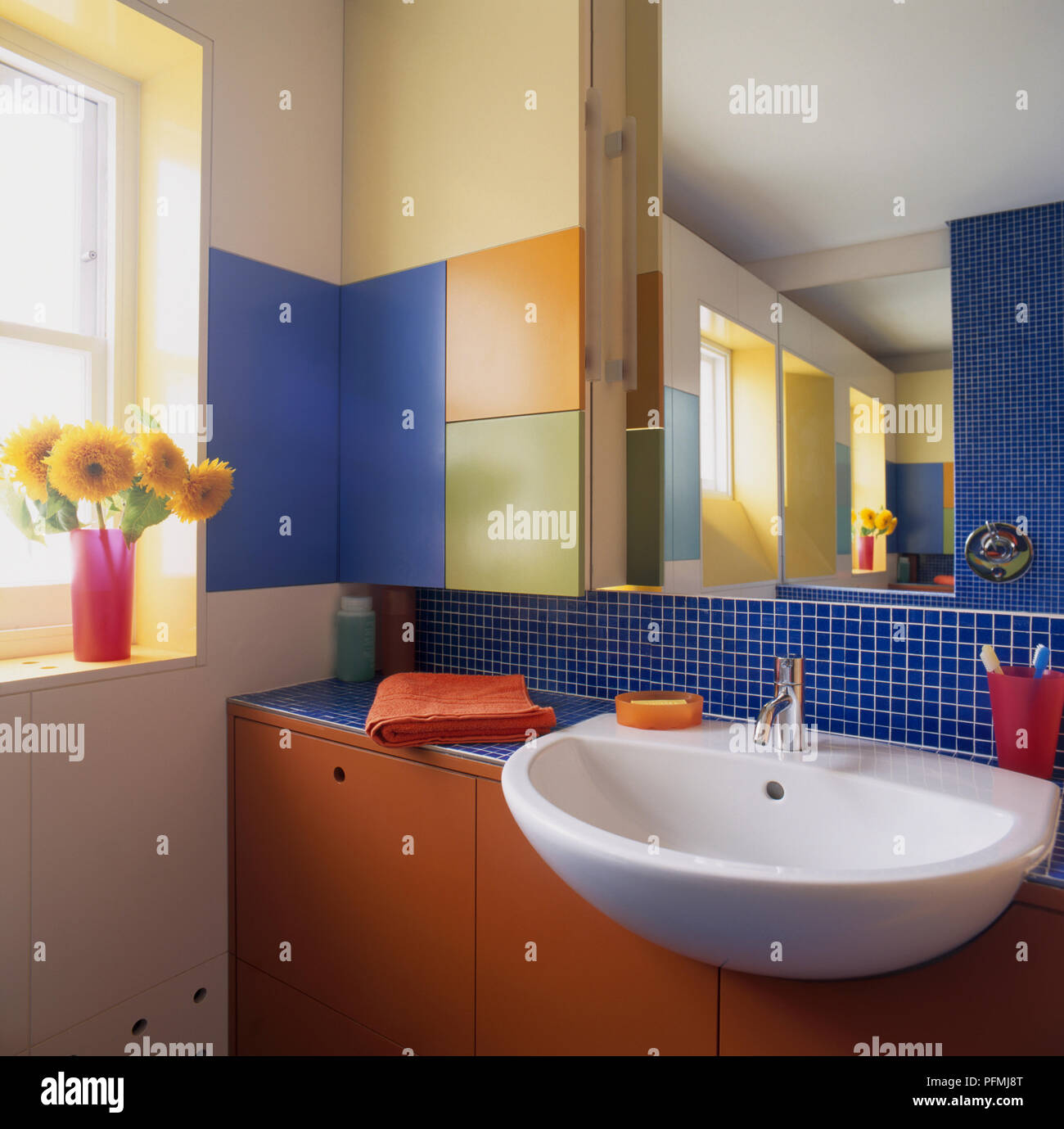 Bagno moderno Bagno con lavandino e specchio e dotato di armadi, close-up Foto Stock