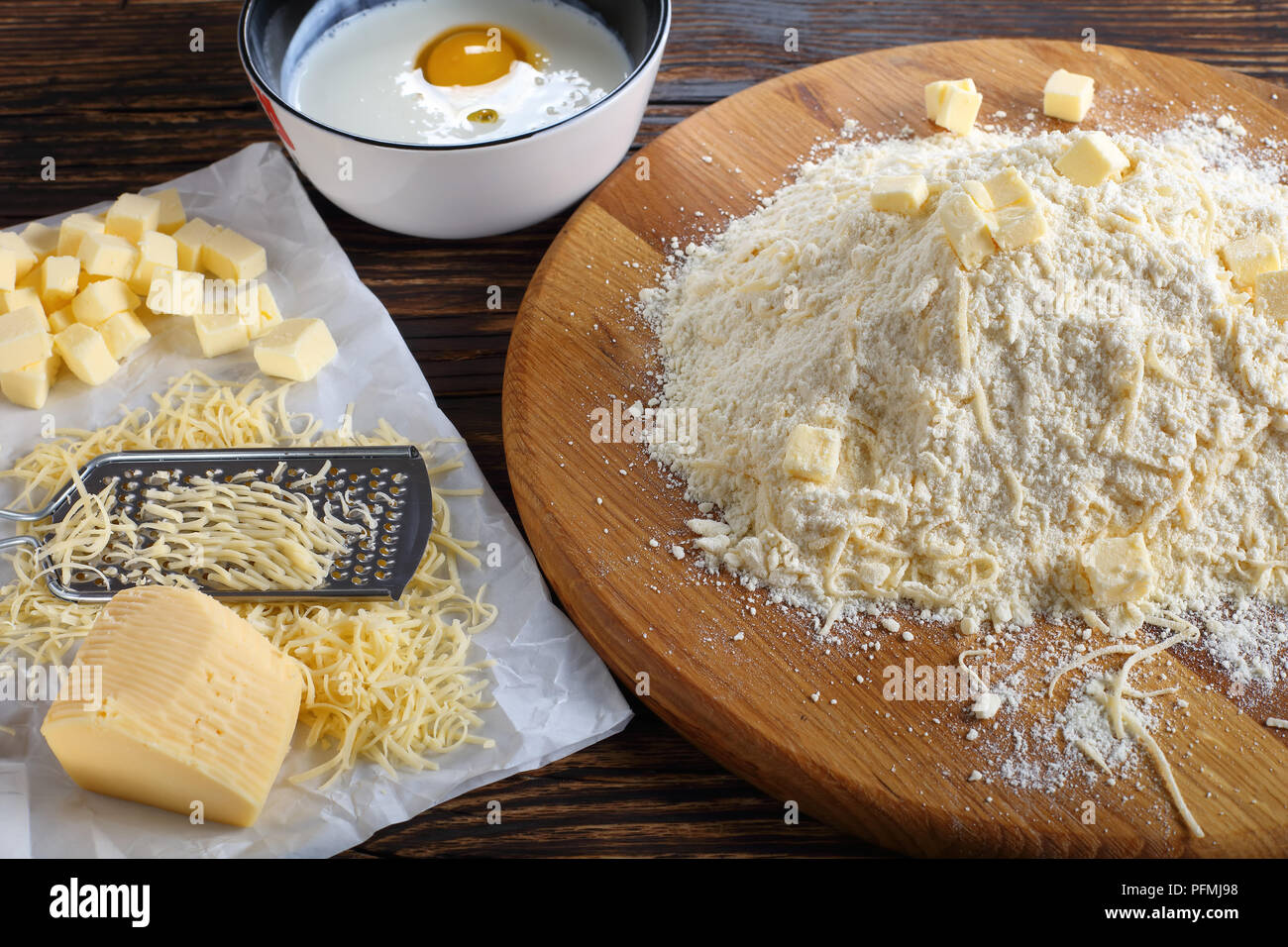 Mix di farina con formaggio grattugiato e burro cubi per preparare gli  impasti per la classica inglese scones. ingredienti sul vecchio tavolo in  legno, vista da sopra, chiudi Foto stock - Alamy