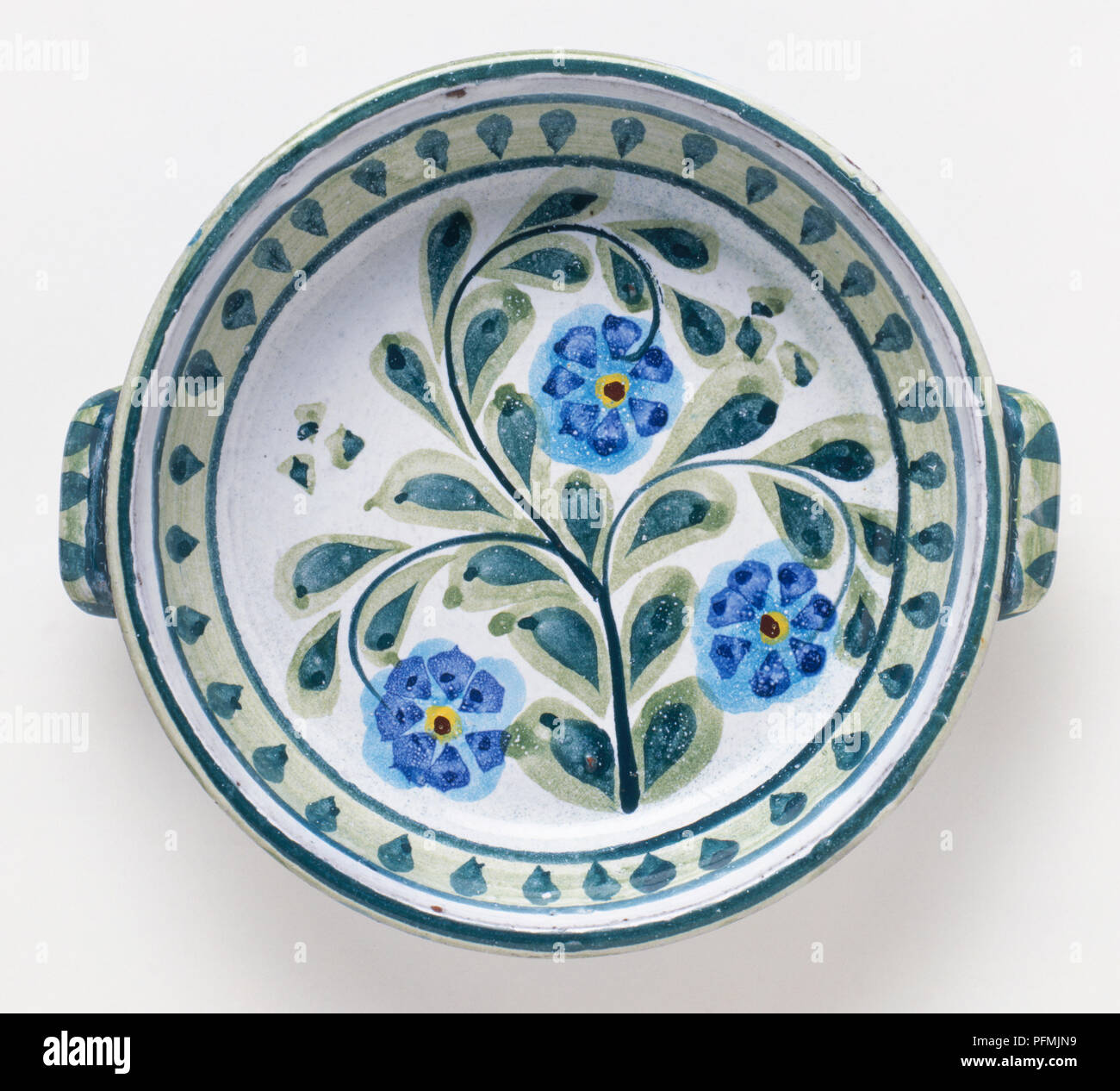 Vaso in ceramica dipinta a mano con motivo floreale, dal Portogallo Foto Stock