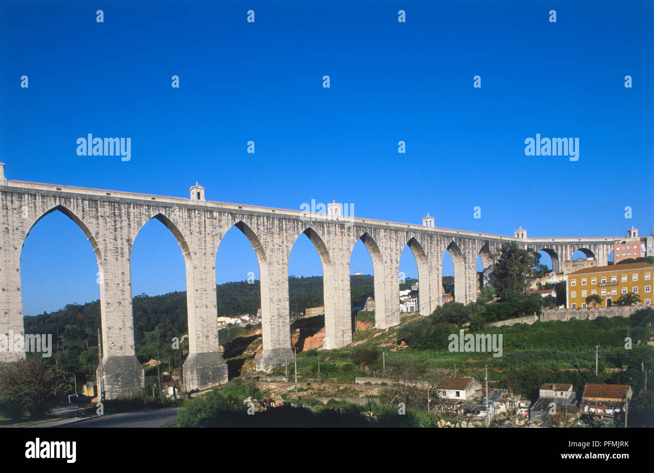 Il Portogallo, Valle dell'Alcantara, Aqueducto das Aguas Livres, XVIII secolo acquedotto su valley Foto Stock