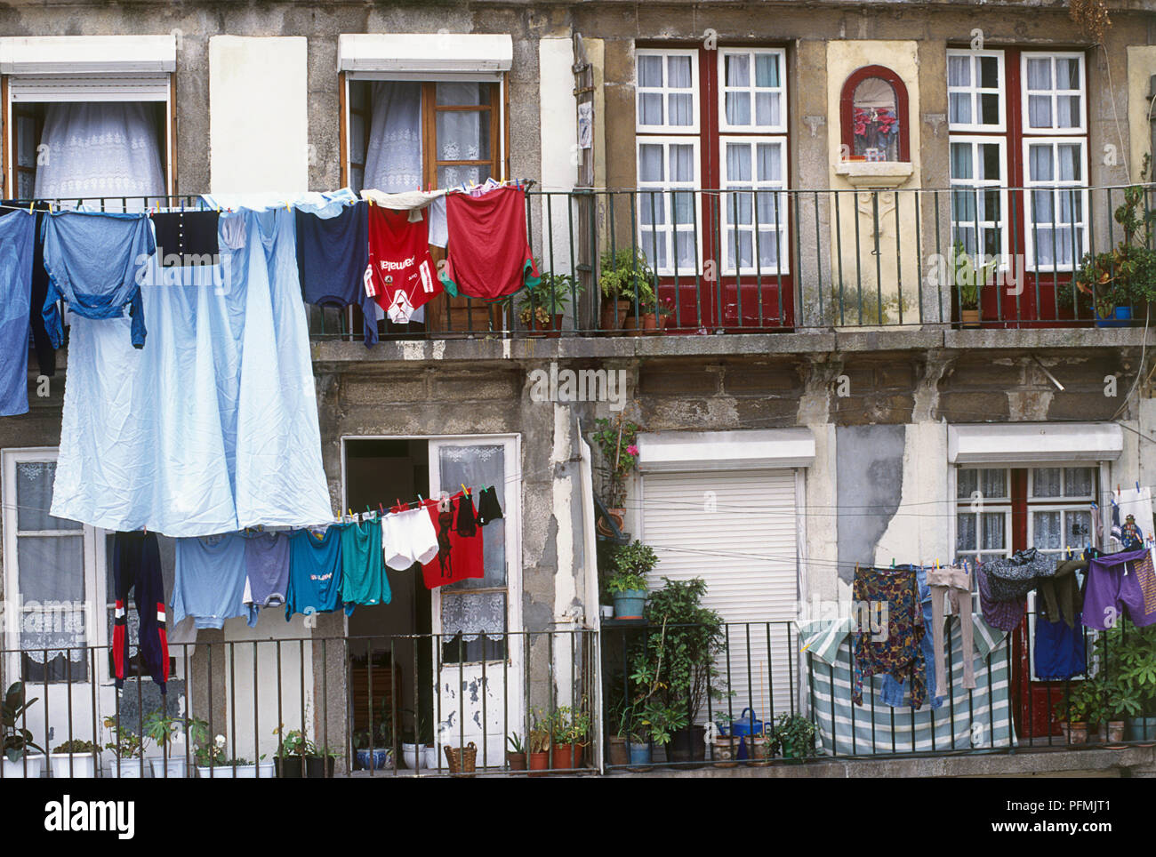 Il Portogallo, Oporto, Barredo, lavaggio appeso da linee sui balconi delle case antiche Foto Stock