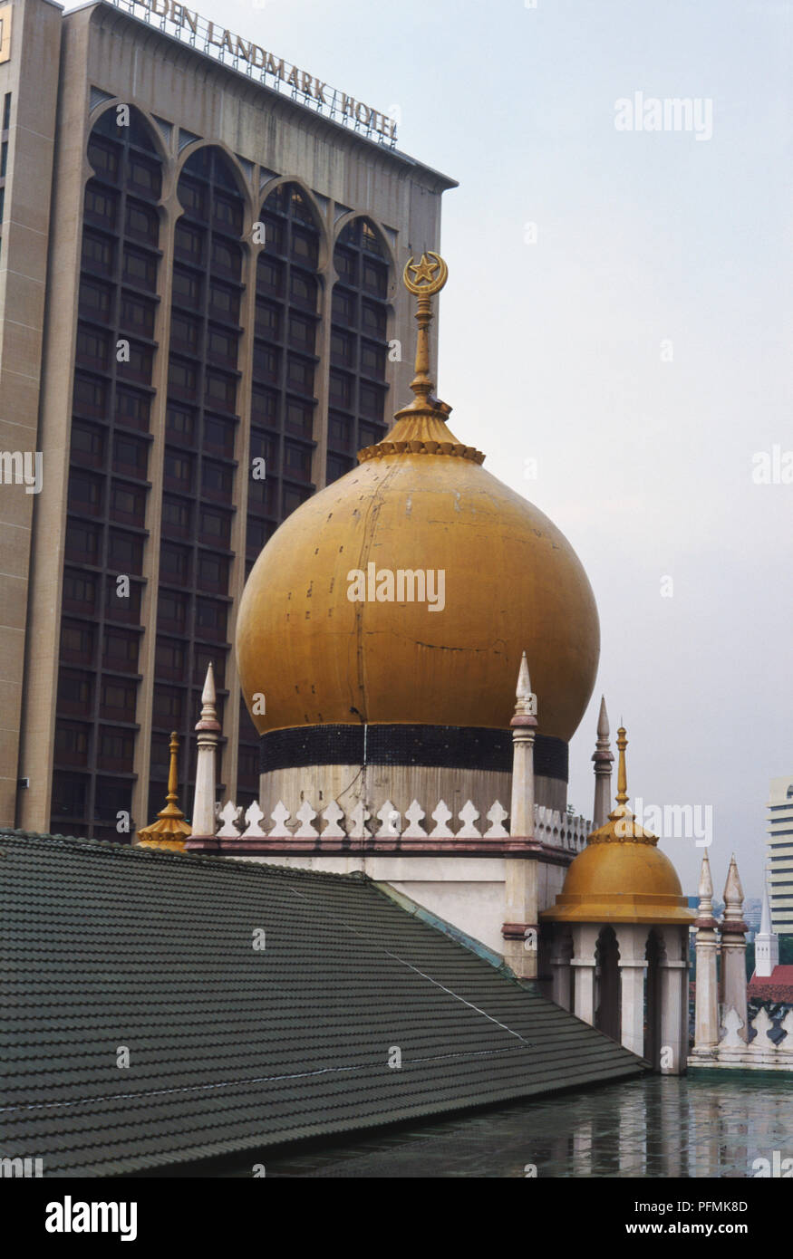Singapore, Kampong Glam, la Moschea del Sultano, due gold-cupole colorate con sottolineato di pinnacoli e simbolo islamico, Arabesque stylings con sfumature moresco, alto e moderno in background la creazione di un forte contrasto architettonico. Foto Stock