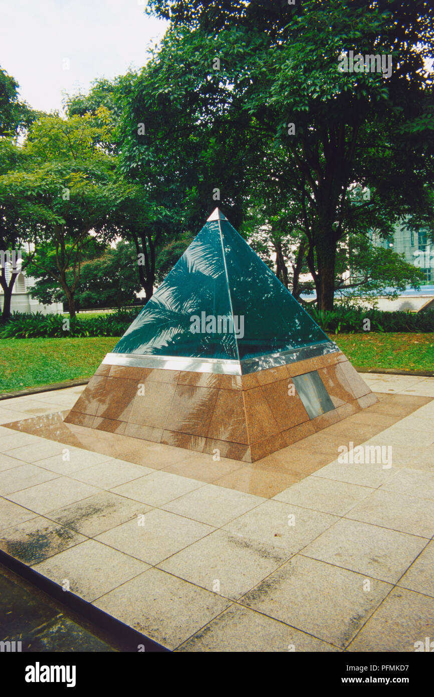 Singapore, nucleo coloniale, piccole con ripiano in vetro scatola piramidale una capsula del tempo che verrà aperto nel 2015 per celebrare Singapore Silver Jubilee, alberi in background. Foto Stock