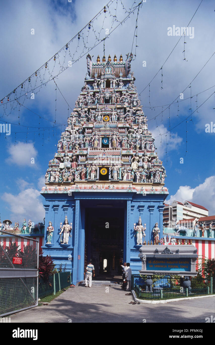Singapore, Little India, Sri Srinivasa Perumal Temple, alta 20 metri, gopuram torre d'ingresso, sei livelli di sculture, vivacemente colorato figure sul gopuram e la facciata, gli elefanti con i trunk sollevata gopuram fiancheggianti su pareti di confine. Foto Stock