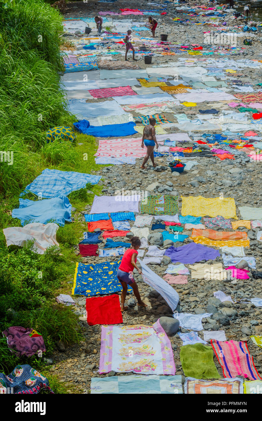 Essiccazione Le donne lavavano i panni sulle rive di un fiume, São Tomé Island, São Tomé e Príncipe Foto Stock