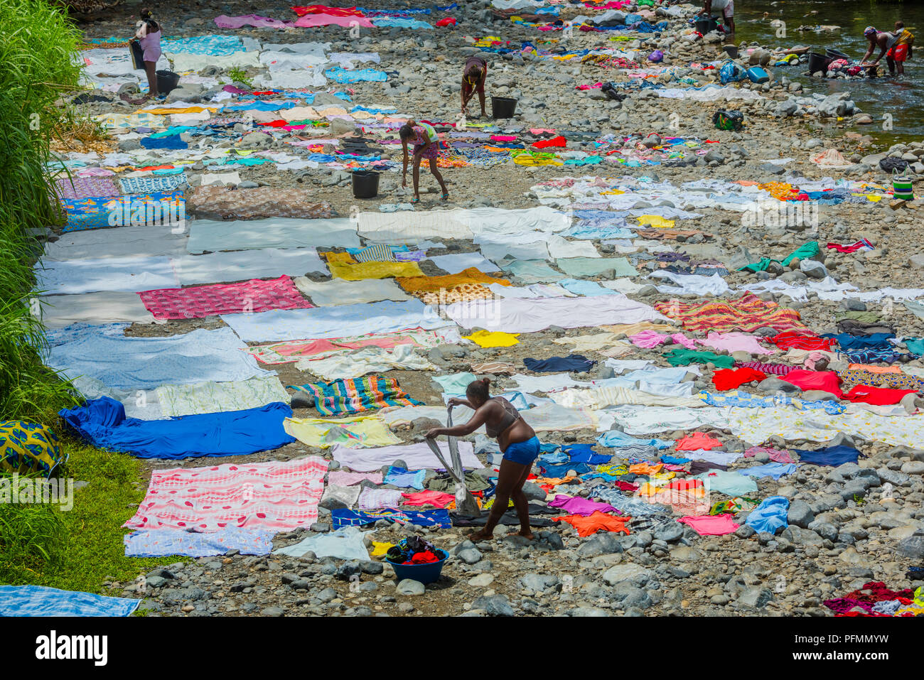 Essiccazione Le donne lavavano i panni sulle rive di un fiume, São Tomé Island, São Tomé e Príncipe Foto Stock