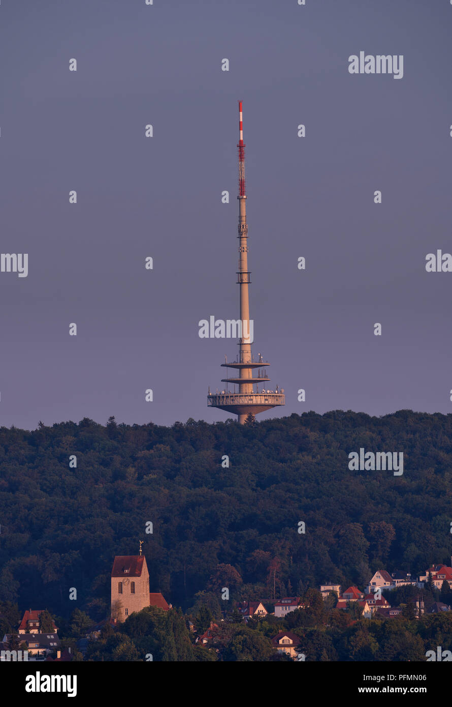 Torre di telecomunicazione nella luce della sera, Wangener Höhe, Stoccarda, Baden-Württemberg, Germania Foto Stock