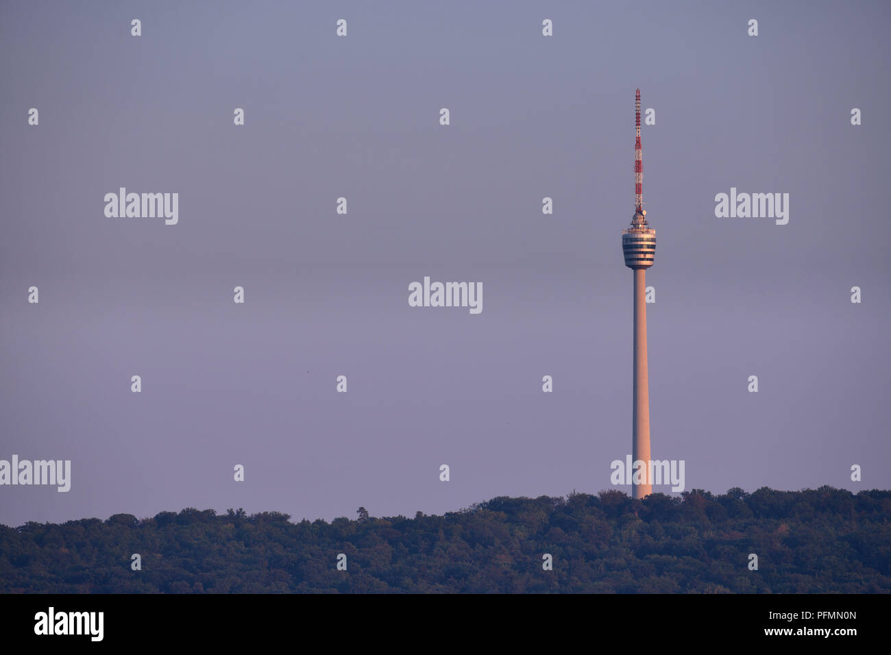 La torre della TV nella luce della sera, Wangener Höhe, Stoccarda, Baden-Württemberg, Germania Foto Stock