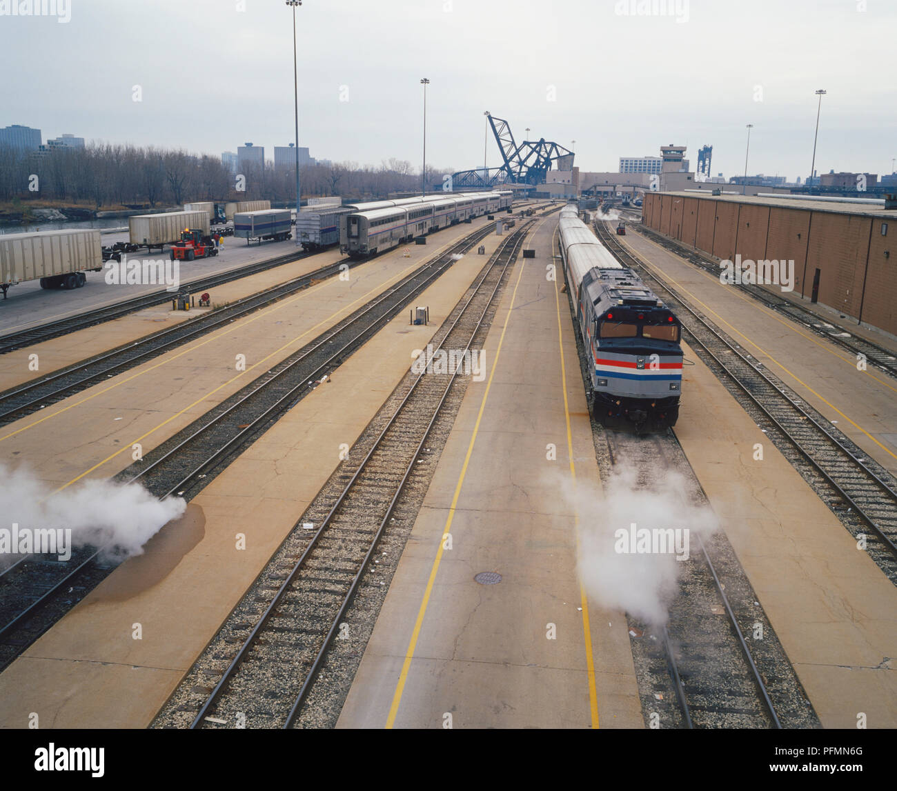 Stati Uniti d'America, Illinois, Chicago, nr Union Station, anteriore di un treno in treno cantiere, vapore passando dal lato di tracce, ad alto angolo di visione. Foto Stock