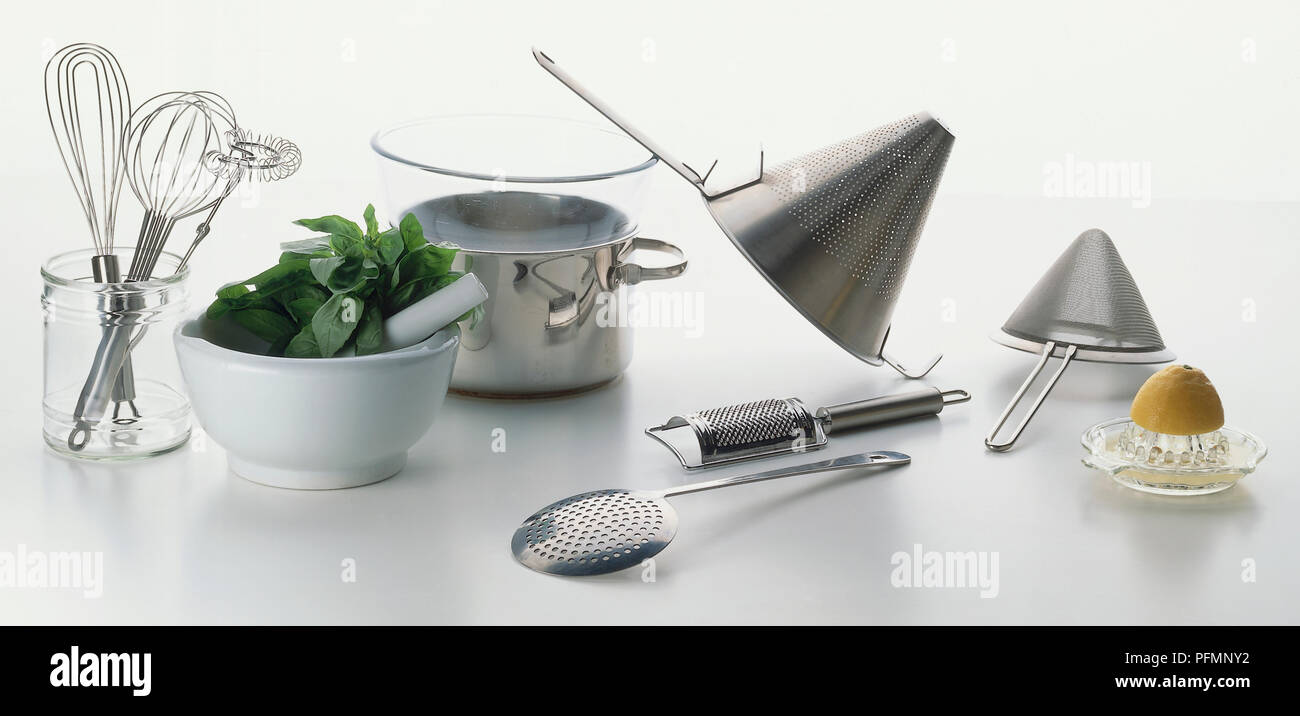 Ampia selezione di utensili da cucina utilizzati nella preparazione di salse e sughi Foto Stock