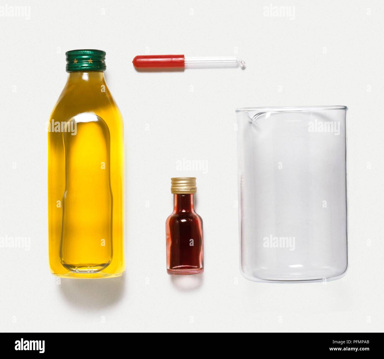 Attrezzature per un olio e acqua scienza esperimento, incluso l'olio da cucina, coloranti alimentari, la pipetta Foto Stock
