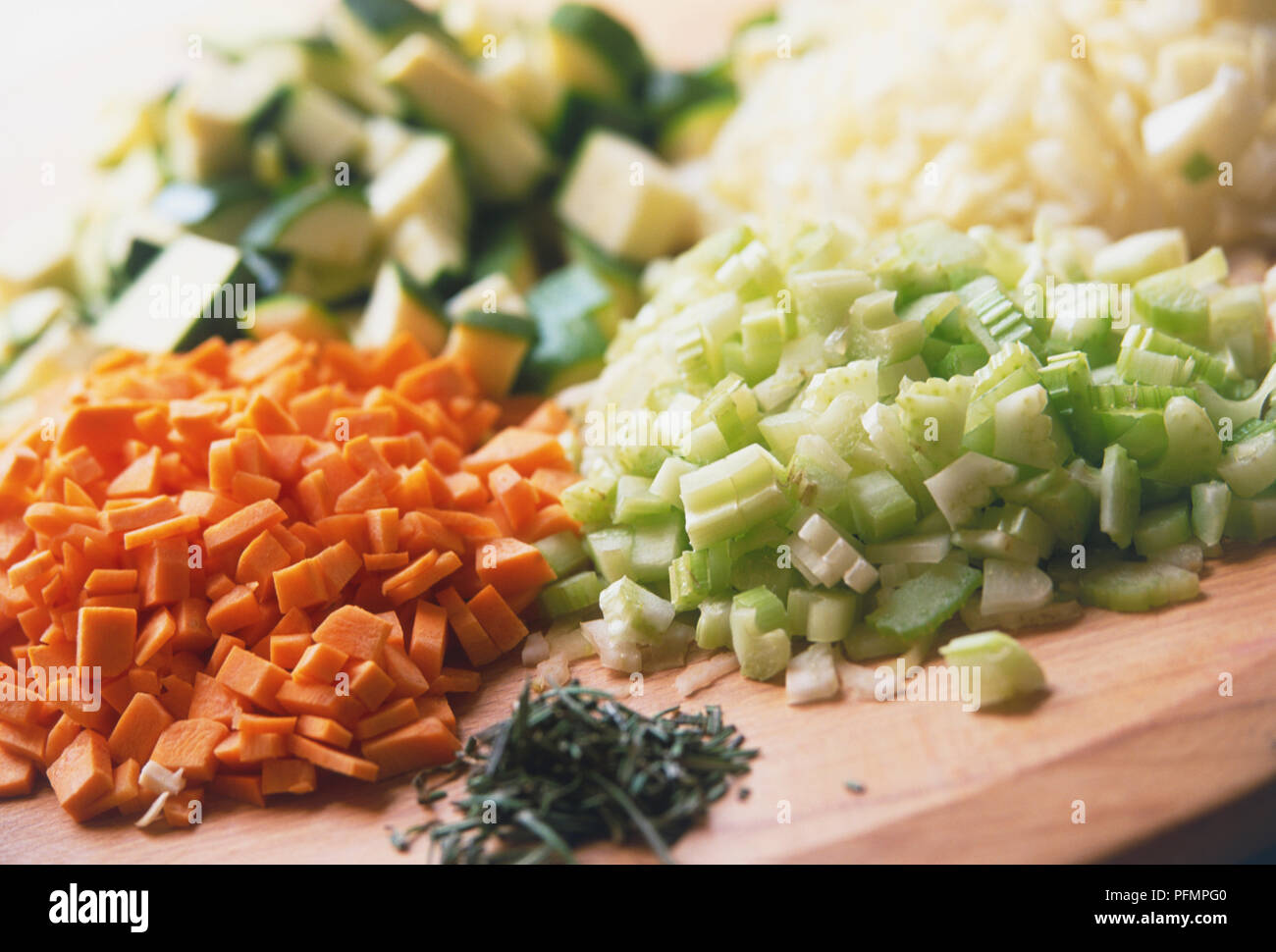 La zucchina tagliata a dadini, la carota e il sedano e rosmarino tritato Foto Stock