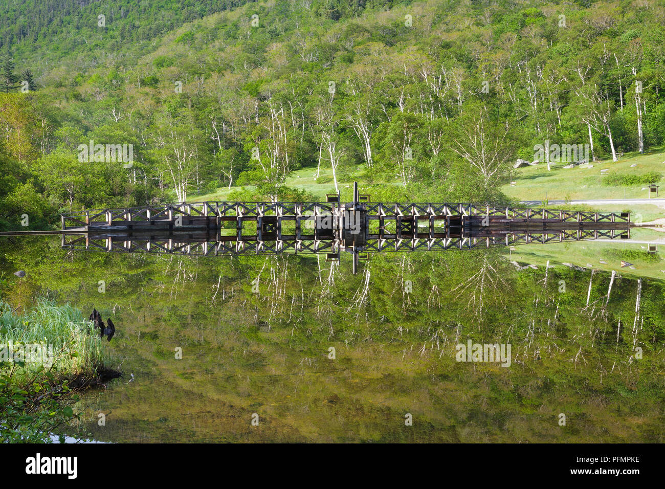 La riflessione di una diga sul fiume Saco presso la casa di Willey sito storico nel cuore della posizione del New Hampshire White Mountains. La casa di Willey Hi Foto Stock