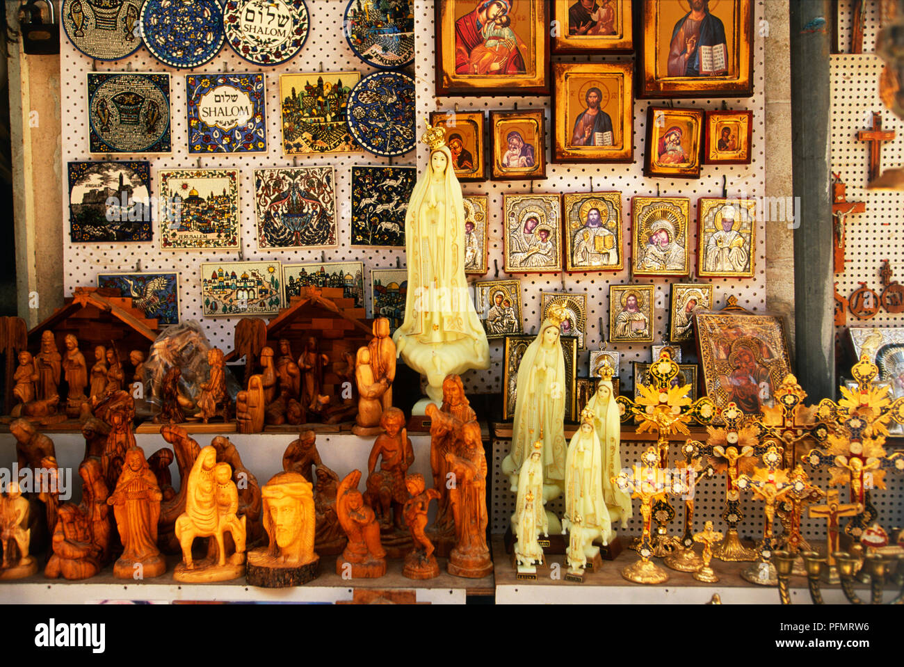 Israele, Gerusalemme, souvenir religiosi tra cui statuette, icone e croci Foto Stock