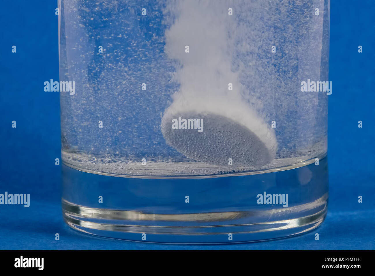 Compressa effervescente sciogliere in un bicchiere di acqua Foto stock -  Alamy
