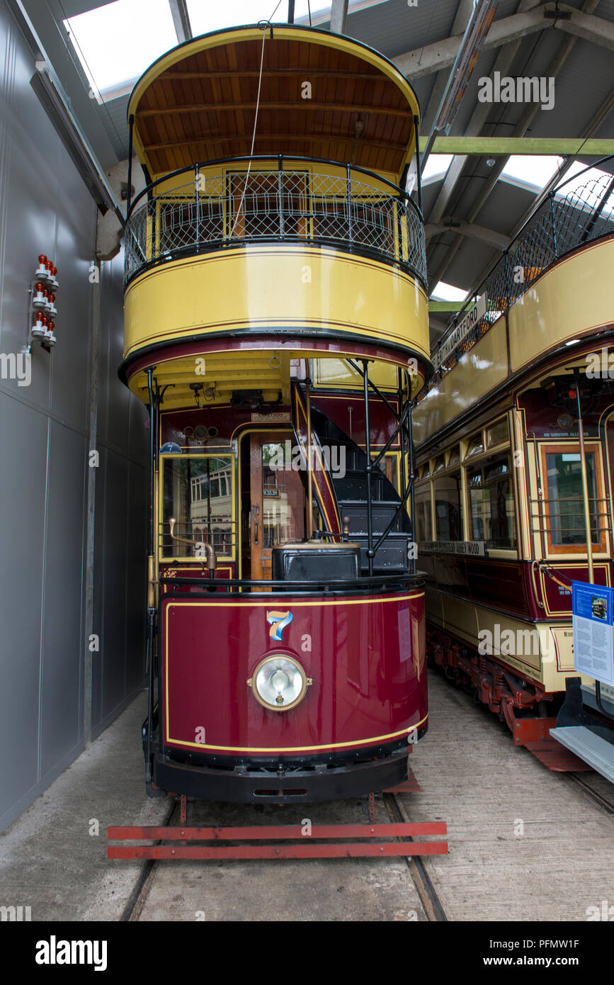 Presenta sono memorizzati in tram, capannoni e alcuni attendono il loro turno per utilizzare entro Crich tramvia Village, Derbyshire Foto Stock Presenta sono memorizzati in tram, capannoni e alcuni attendono il loro turno per utilizzare entro Crich tramvia Village, Derbyshire Foto Stock