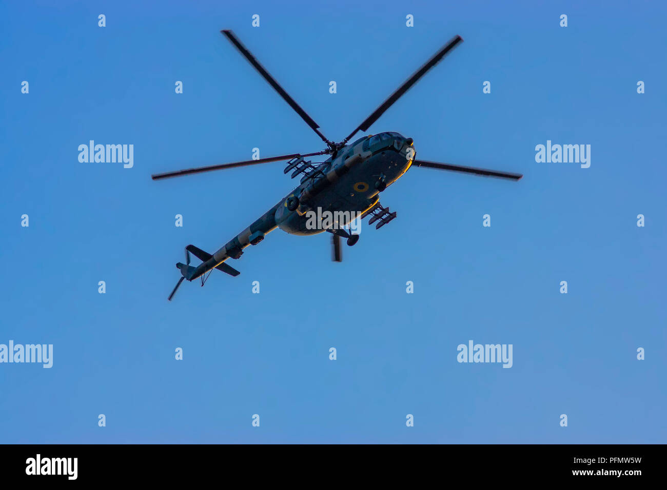 Kiev, Ucraina - 20 agosto, Ucraino Air Force elicottero Mi-8 sorvolano Kyiv durante la preparazione per le imminenti celebrazioni del Giorno dell'indipendenza di Ukrai Foto Stock