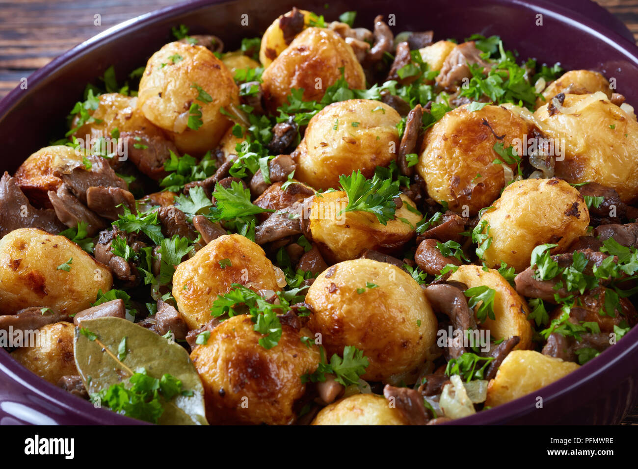 In casa Pan-Fried nuove patate con funghi selvatici, cipolla e spezie in una teglia, vista da sopra, close-up Foto Stock