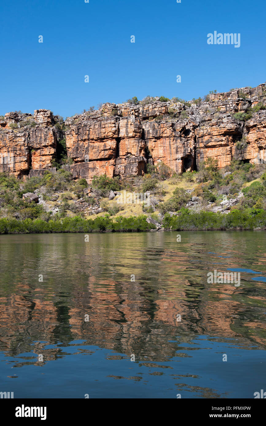Australia, Western Australia Kimberley Costa, Koolama Bay. Tipica roccia rossa riflessioni lungo il King George fiume. Foto Stock