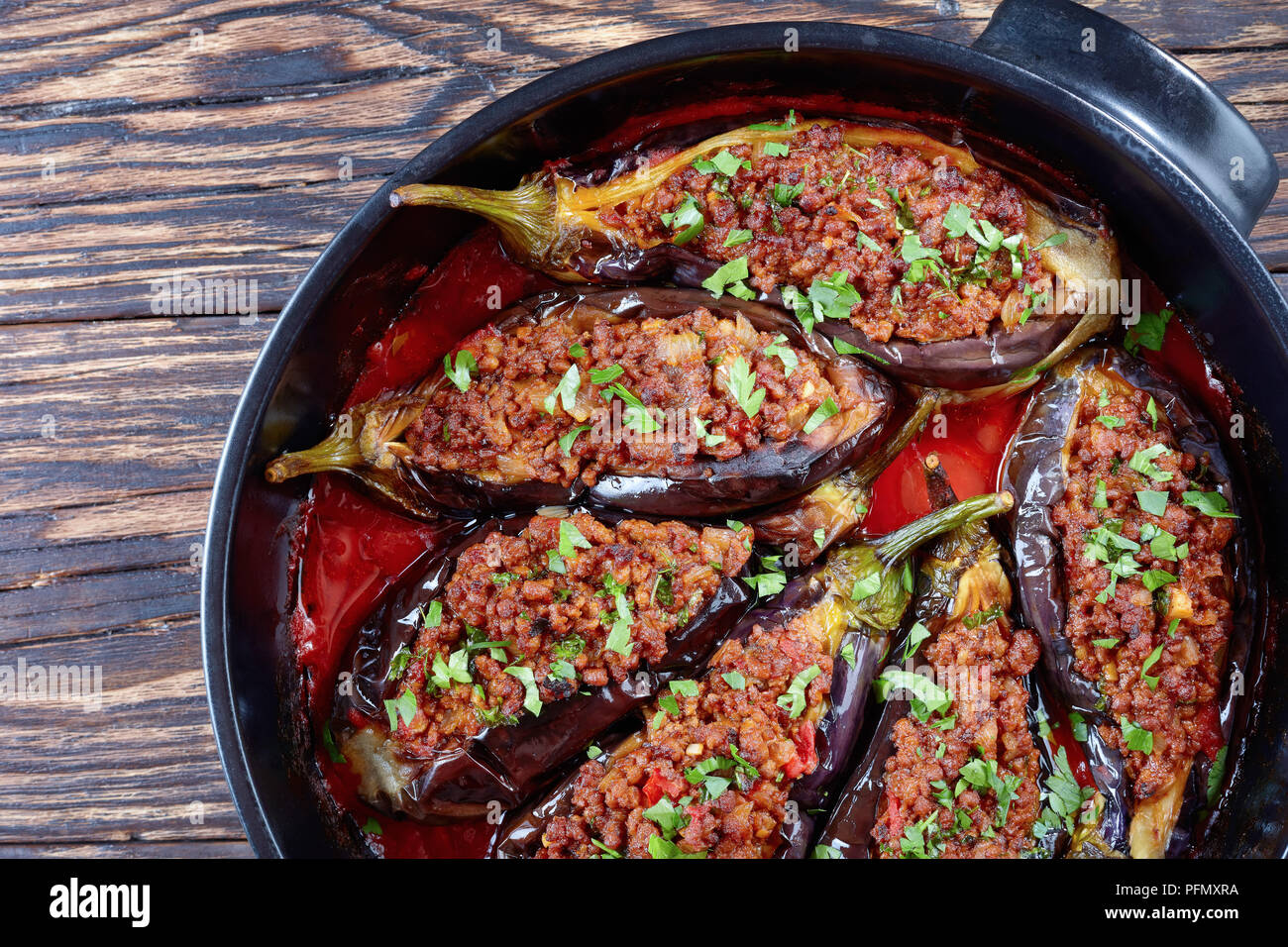 Karniyarik - Melanzane ripiene, melanzane con carne macinata di manzo e verdure al forno con salsa di pomodoro in una teglia, cucina turca, vista orizzontale Foto Stock