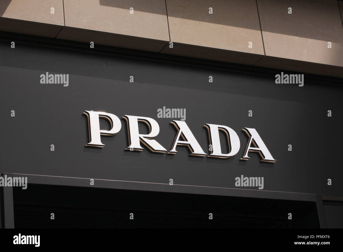 Copenaghen, Danimarca - Agosto 17, 2018: Prada logo sulla parte anteriore  store nella strada dello shopping. Prada è un famoso marchio di moda  fondata in Italia Foto stock - Alamy