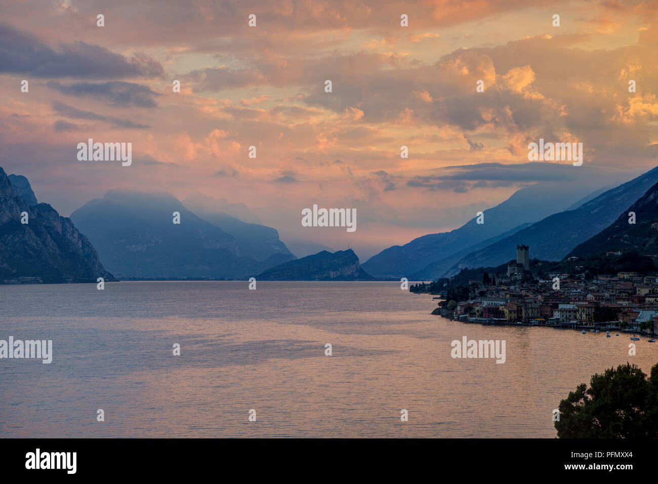 Malcesine sul Lago di Garda a sunrise Foto Stock