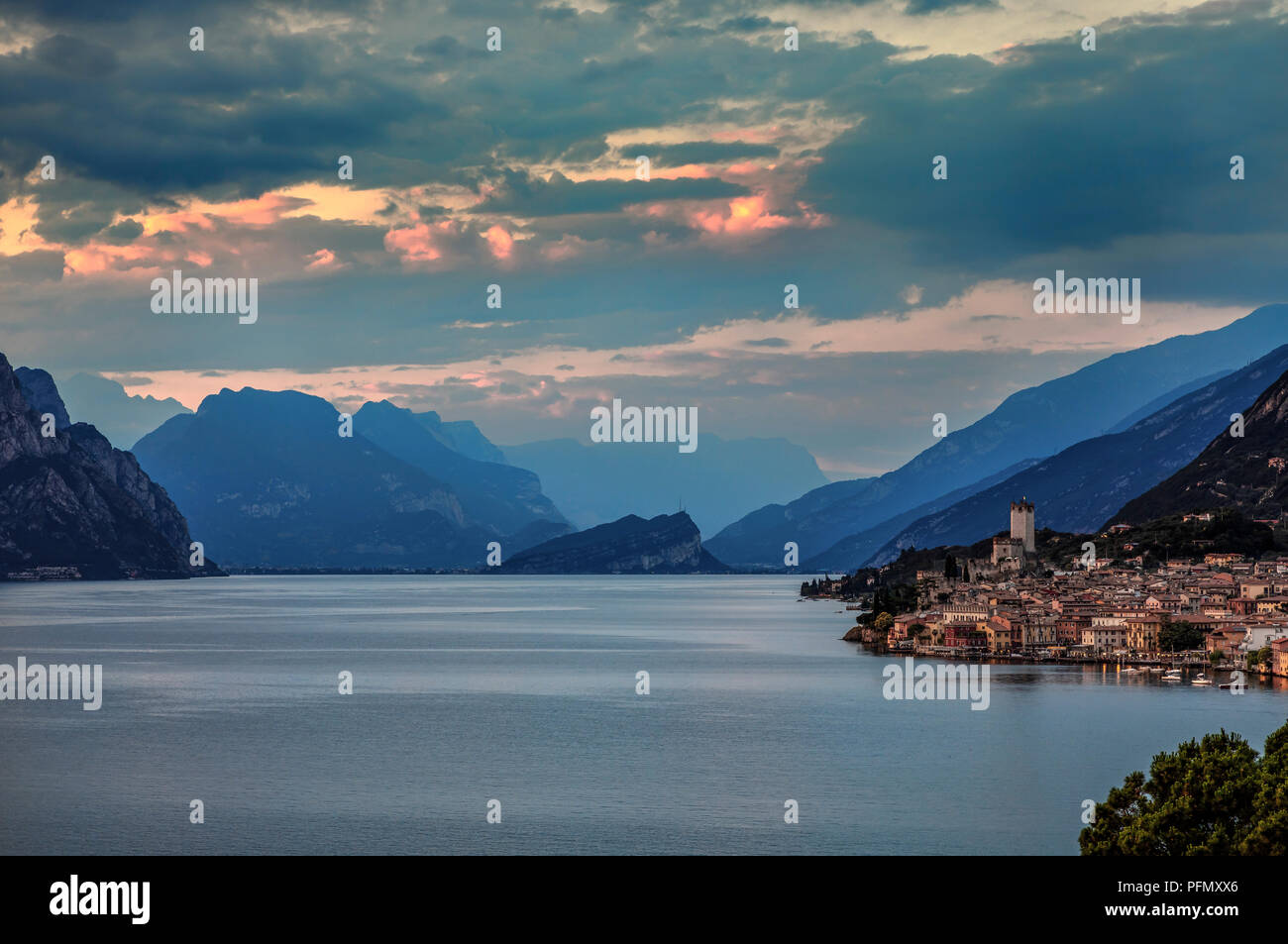 Malcesine sul Lago di Garda al tramonto Foto Stock