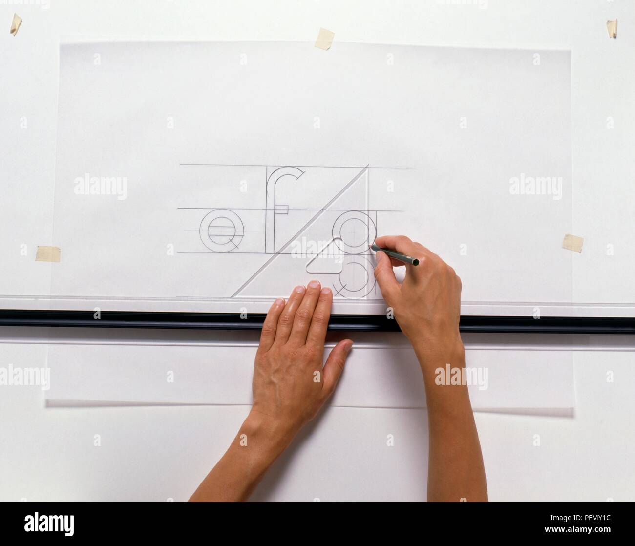 La realizzazione di un logo, disegno lettere tra quattro linee, utilizzando set square e matita Foto Stock