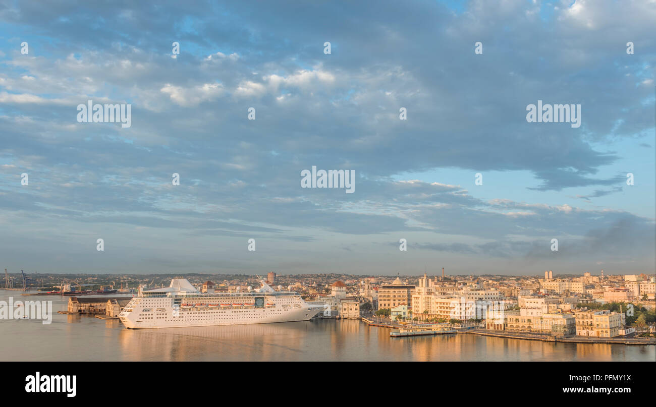 Vista panoramica dell'oceano di un antica città tropicale, bianco crociera, cielo blu con nuvole Foto Stock