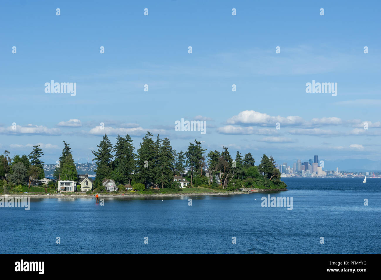 Bainbridge Island con parte del Seattle skyline a distanza su una bella giornata, Puget Sound, nello stato di Washington, USA. Foto Stock