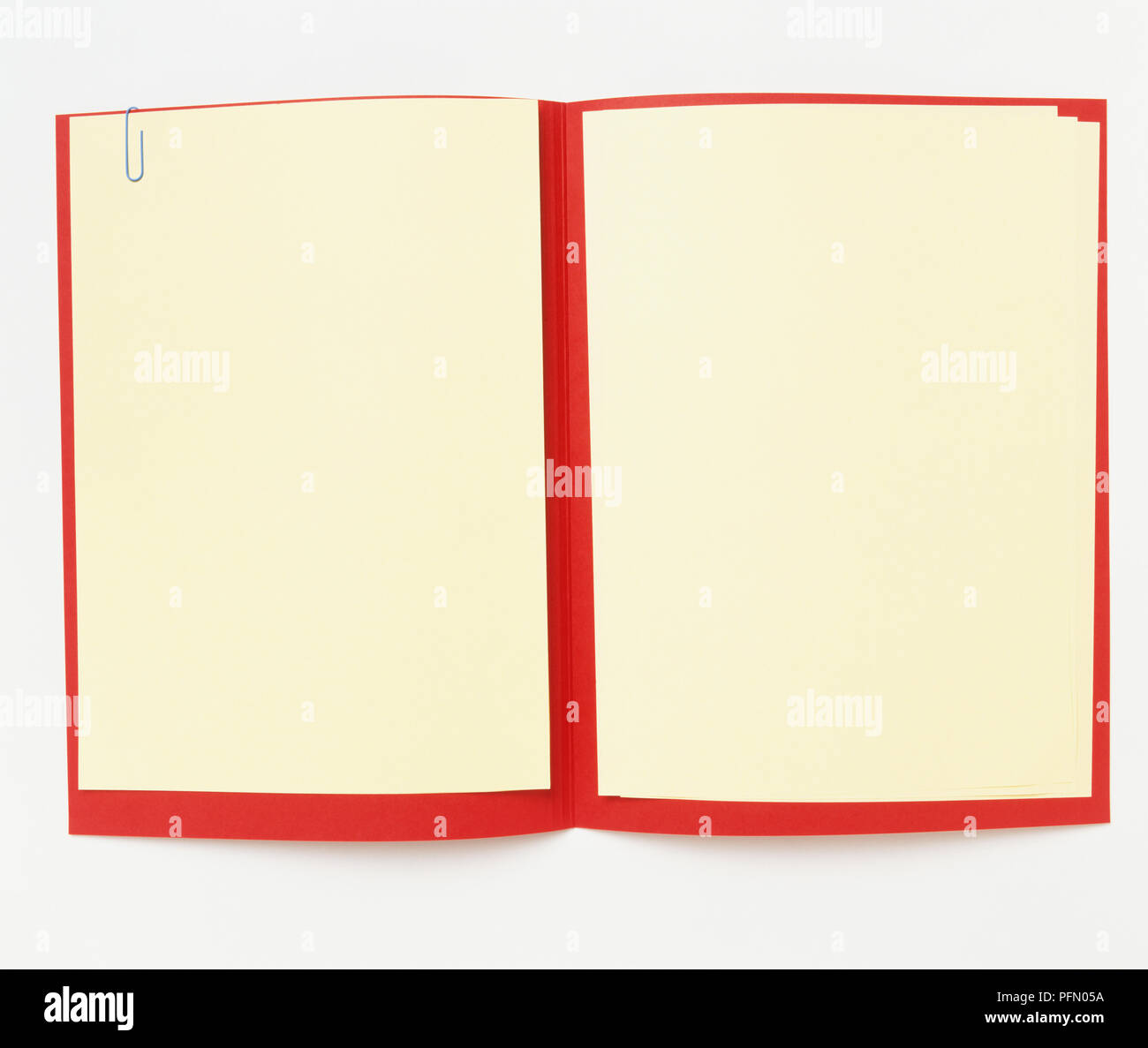 Libro aperto con pagine vuote e coperchio rosso, close up Foto Stock