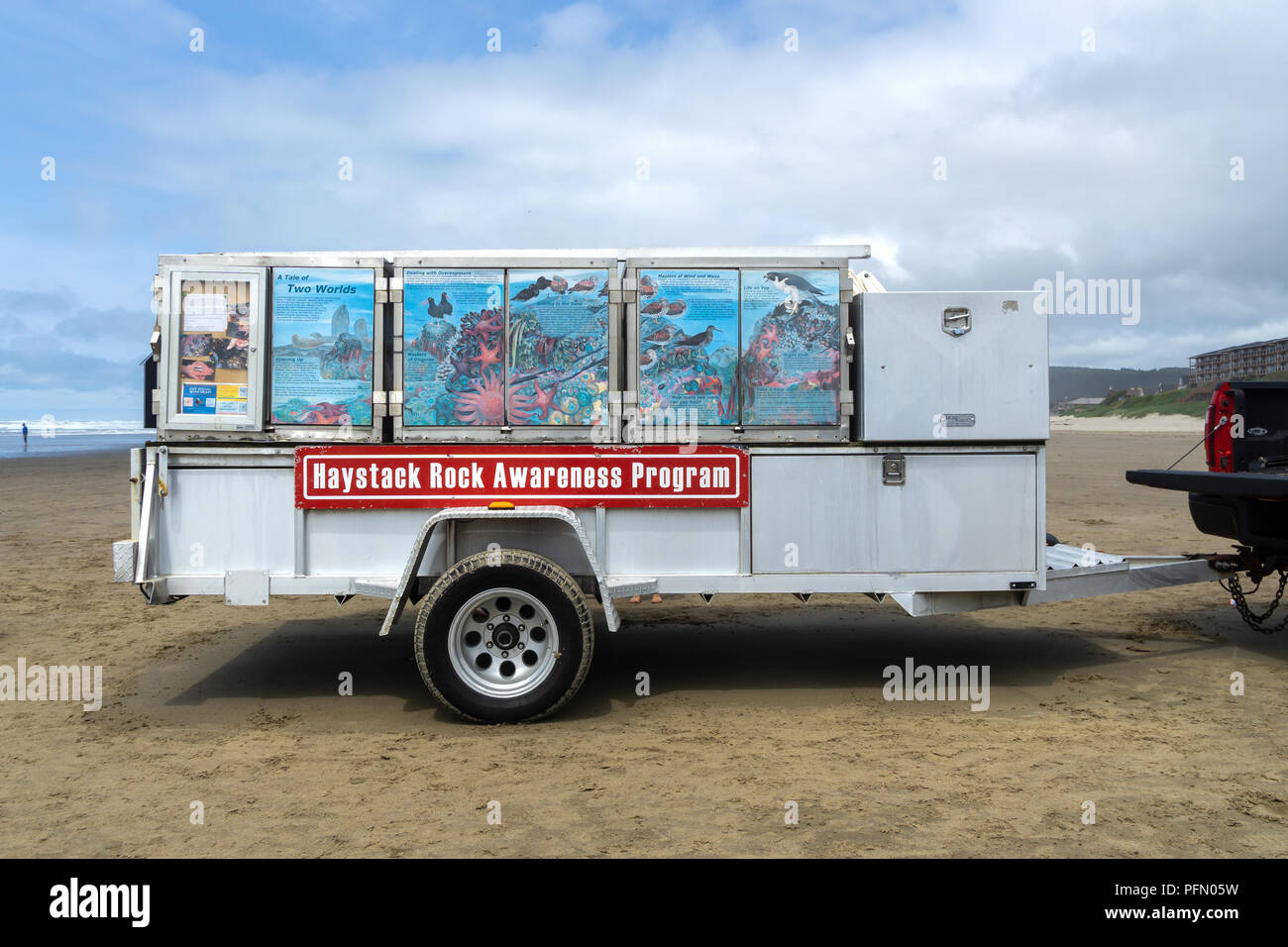 Rimorchio visualizzando l'informativa Haystack Rock programma di sensibilizzazione al fine di proteggere la fauna selvatica, Cannon Beach, Oregon Coast, Stati Uniti d'America. Foto Stock