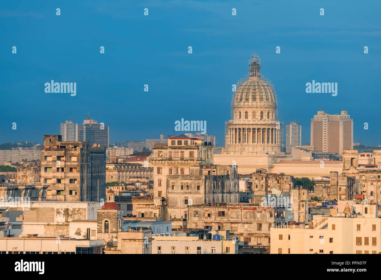 Fatiscenti edifici in pietra di una città antica con una cupola del Campidoglio su uno sfondo blu di un chiaro cielo tropicale Foto Stock